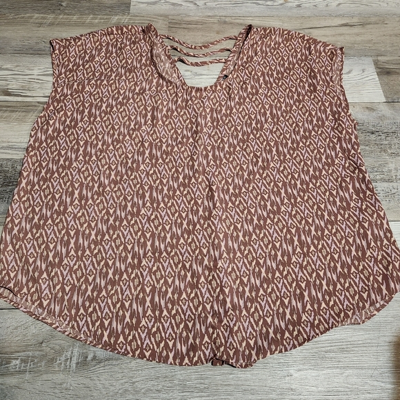 💘 Torrid Georgette Strappy Split Back Blouse - Picture 2 of 5